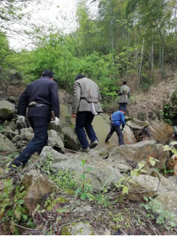 銅鑼寨風景區(qū)組織員工義務勞動